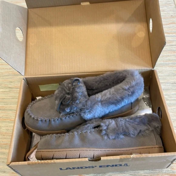 NIB Lands end Suede Shearling moccasin slippers - Picture 2 of 3